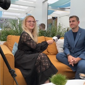 Lifee si Davida vyzpovídalo jen kousek od hotelu Thermal, kde se účastnil talkshow. 