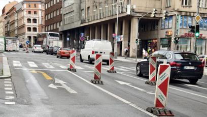 FOTO: Fotografie ukazatelů, které dočasně upravují jízdní pruhy na I.P. Pavlova.