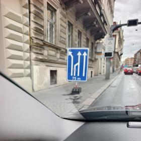 Fotografie značky, která dočasně upravuje pruhy na I.P. Pavlova.