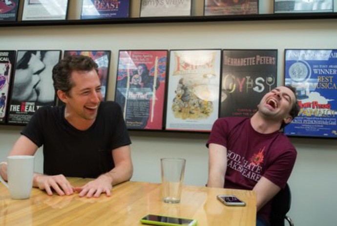 FOTO: Josh Grisetti a Rob McClure během jednoho z rozhovorů, kde rozdávali úsměvy na všechny strany. – stránka 4