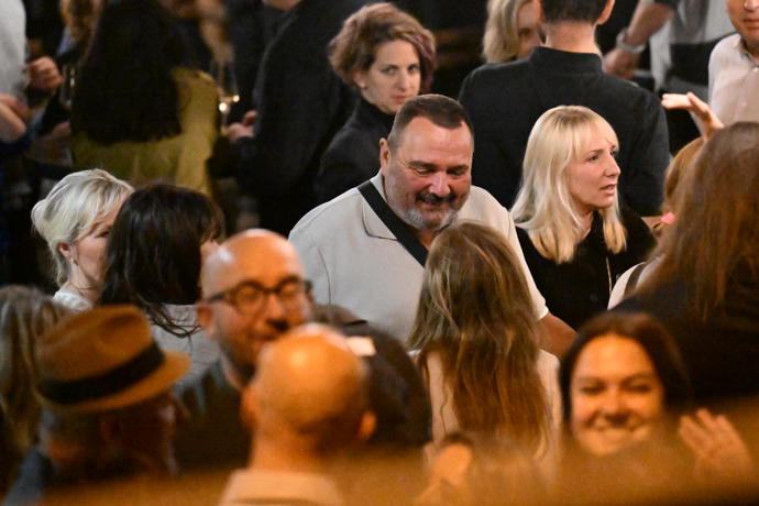 FOTO: Kuchař a moderátor Ivan Vodochodský se skvěle bavil uprostřed hloučku hostů. – stránka 1260