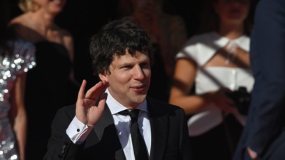 FOTO: Jesse Eisenberg mával fanouškům.