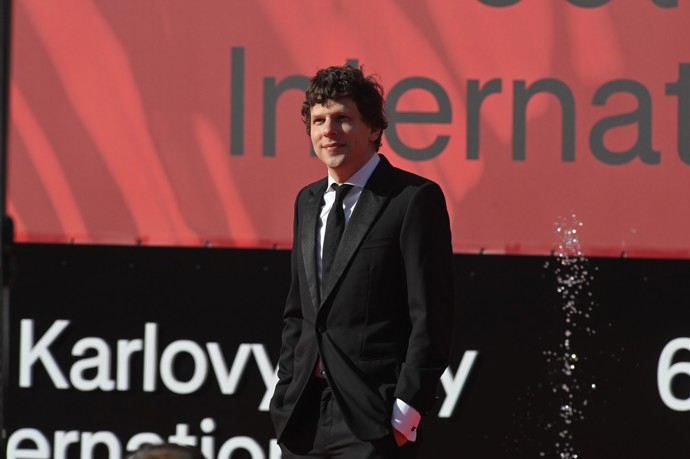 FOTO: Jesse Eisenberg na zahájení festivalu. – stránka 22