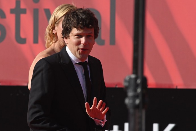FOTO: Jesse Eisenberg měl dobrou náladu. – stránka 21