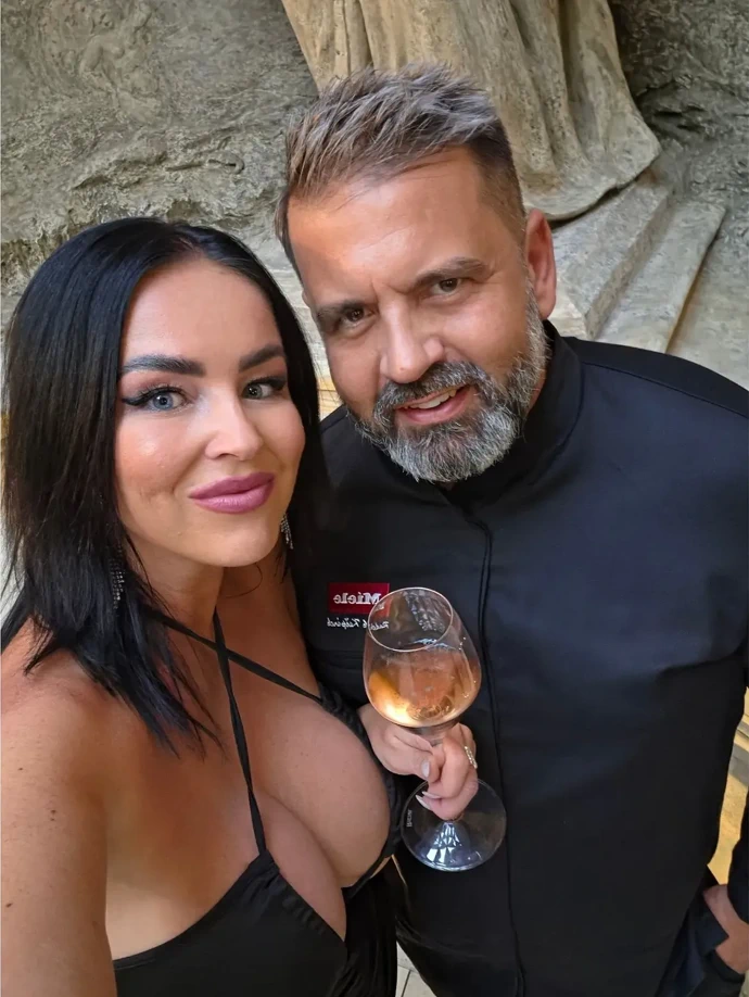 FOTO: Vnadná kočka natlačila svůj odvážný dekolt přímo na slavného šéfkuchaře.