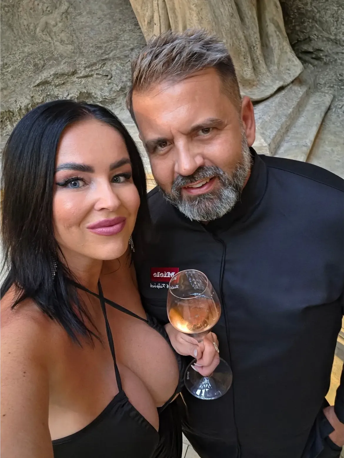 FOTO: Vnadná kočka natlačila svůj odvážný dekolt přímo na slavného šéfkuchaře.