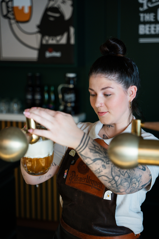 Tapsterka Kristýna chtěla po deseti letech z gastronomie odejít. Pak objevila kouzlo dokonale načepovaného piva