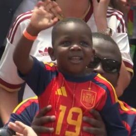 Malý špunt v nadrozměrném dresu s bratrovým číslem 19 veselou grimou zdravil kamery i fanoušky.