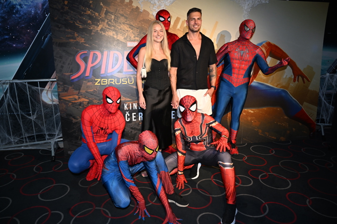 FOTO: Matěj Quitt vyrazil do kina v doprovodu své půvabné přítelkyně a ani oni se nevyhnuli pózování se Spider-Many. – stránka 1