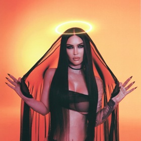 Megan Fox jako ďábel se svatozáří.