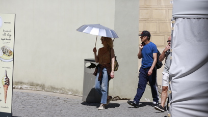 FOTO: Herec Kevin Bacon si užíval krásy Prahy. Kyra Sedgwick se chránila před sluncem.