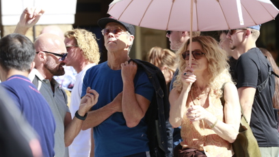 FOTO: Kyra Sedgwick se chránila před sluncem.