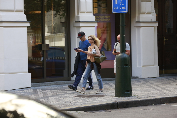 FOTO: Manželé Kevin Bacon a Kyra Sedgwick si užívali krásy Prahy. – stránka 42