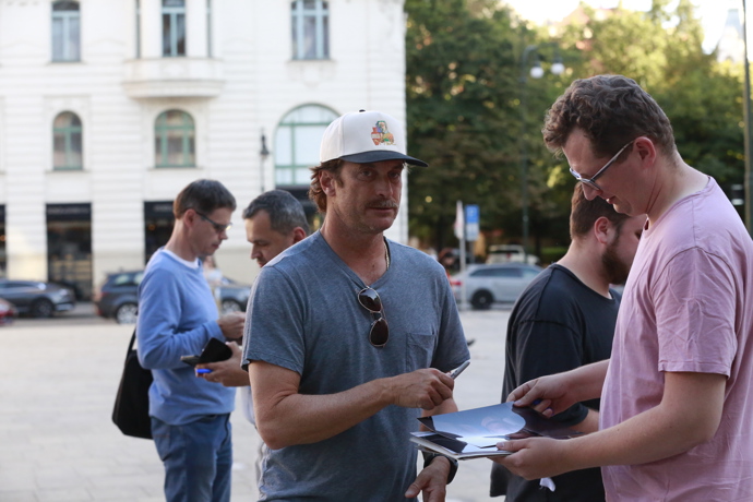 FOTO: Starší z bratrů Oliver Hudson ochotně podepisoval fotky fanouškům přímo v centru Prahy. – stránka 4