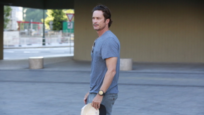 FOTO: Oliver Hudson v uvolněném letním outfitu.