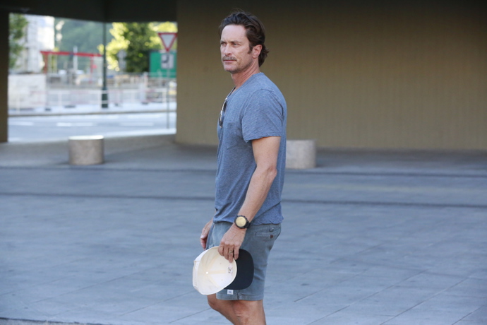 FOTO: Oliver Hudson v uvolněném letním outfitu. – stránka 3