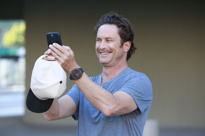 FOTO: Oliver Hudson si momentky z Prahy zaznamenával na telefon. – stránka 2