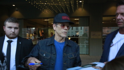 FOTO: Kevin Bacon v obležení fanoušků.