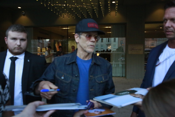 FOTO: Kevin Bacon v obležení fanoušků. – stránka 41