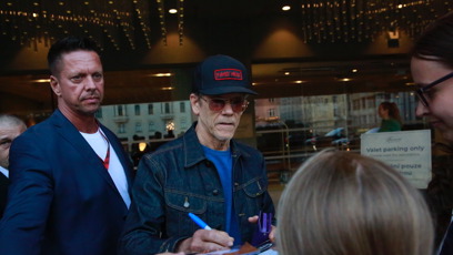 FOTO: Kevin Bacon ochotně podepisoval fotky fanouškům před hotelem.
