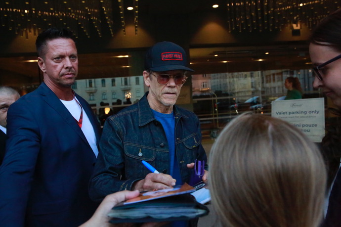 FOTO: Kevin Bacon ochotně podepisoval fotky fanouškům před hotelem. – stránka 52