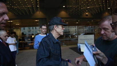 FOTO: Hollywoodský herec se v Praze choval naprosto uvolněně a bez hvězdných manýrů rozdal několik autogramů.