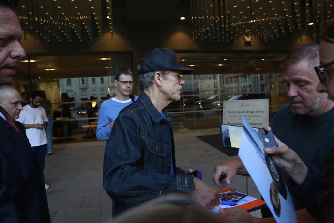 FOTO: Hollywoodský herec se v Praze choval naprosto uvolněně a bez hvězdných manýrů rozdal několik autogramů. – stránka 51