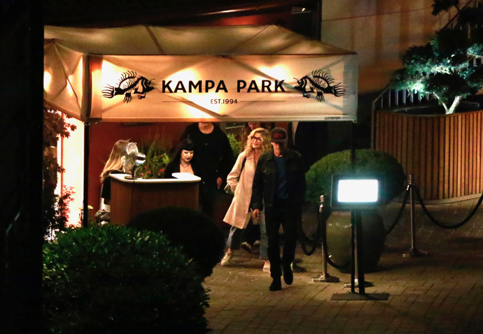 FOTO: Odchod z restaurace. – stránka 34