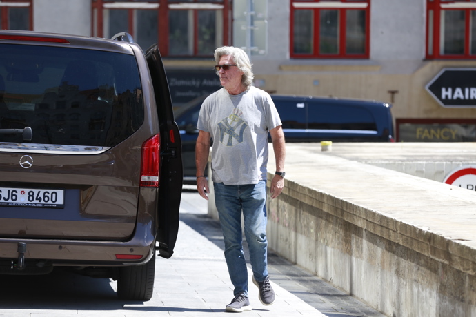FOTO: Hollywoodský herec Kurt Russell je v Praze. – stránka 8