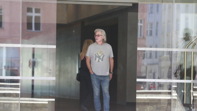 FOTO: Hollywoodský herec Kurt Russell čekal před hotelem na manželku.