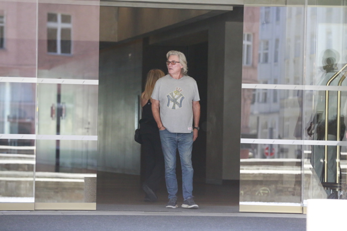 FOTO: Hollywoodský herec Kurt Russell čekal před hotelem na manželku. – stránka 7