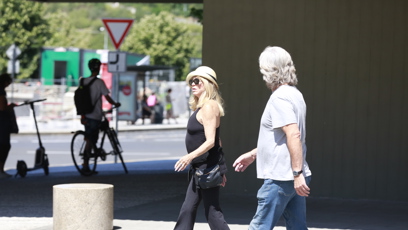 FOTO: Hollywoodský pár Kurt Russell a Goldie Hawn vyrazili na procházku Prahou.