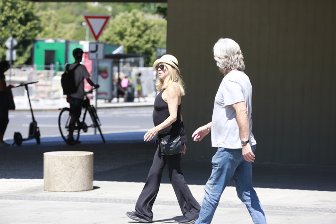 FOTO: Hollywoodský pár Kurt Russell a Goldie Hawn vyrazili na procházku Prahou. – stránka 3