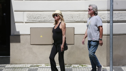 FOTO: Goldie Hawn se kloboukem chrání před sluníčkem.