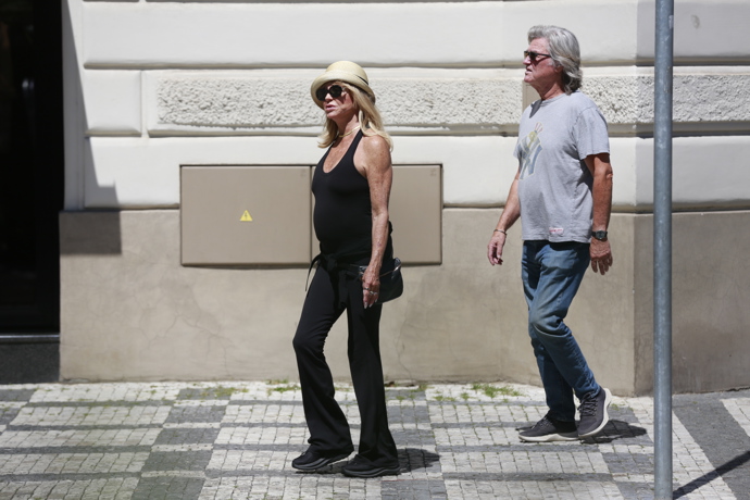 FOTO: Goldie Hawn se kloboukem chrání před sluníčkem. – stránka 1