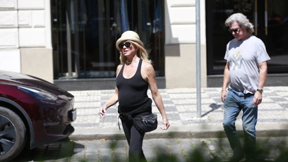 FOTO: Hollywoodský pár Kurt Russell a Goldie Hawn vyrazili na procházku Prahou.