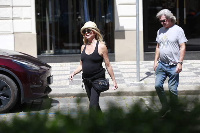FOTO: Hollywoodský pár Kurt Russell a Goldie Hawn vyrazili na procházku Prahou.