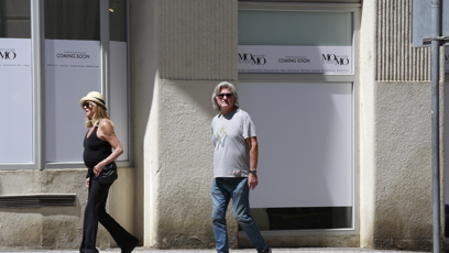 FOTO: Hollywoodský pár Kurt Russell a Goldie Hawn vyrazili na procházku Prahou.