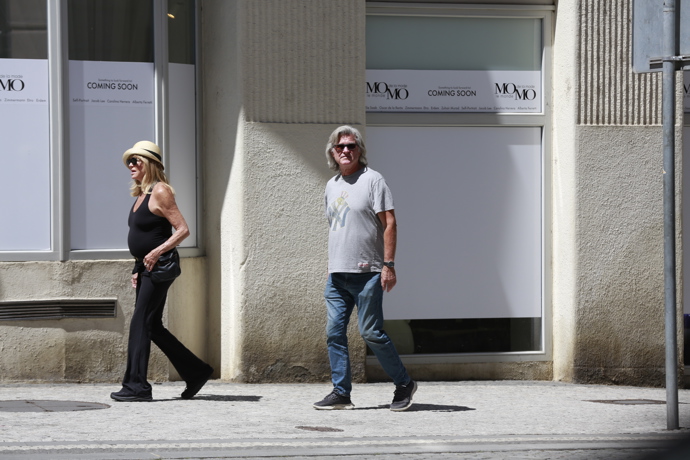 FOTO: Hollywoodský pár Kurt Russell a Goldie Hawn vyrazili na procházku Prahou. – stránka 5