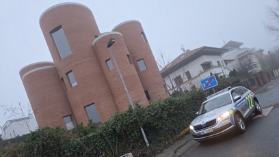 FOTO: Policie dům před malůvkami hlídala i za pošmourného počasí.
