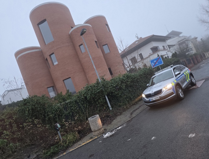 FOTO: Policie dům před malůvkami hlídala i za pošmourného počasí. – stránka 8