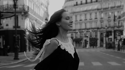 FOTO: Charlotte Gottová v krátkých šatech s krajkou pózuje přímo uprostřed liduprázdné francouzské metropole.