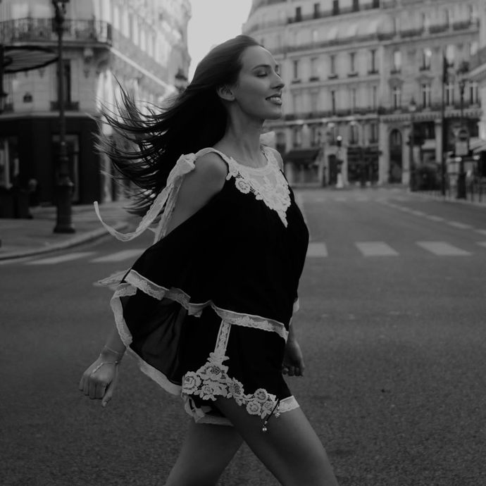 FOTO: Charlotte Gottová v krátkých šatech s krajkou pózuje přímo uprostřed liduprázdné francouzské metropole. – stránka 11