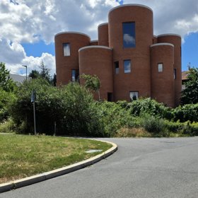 V sobotu najednou vypadalo místo policejně opuštěně.