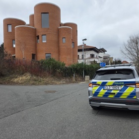 Policie před Okamurovým domem hlídkovala dlouhé měsíce nonstop. Se zapnutým motorem.