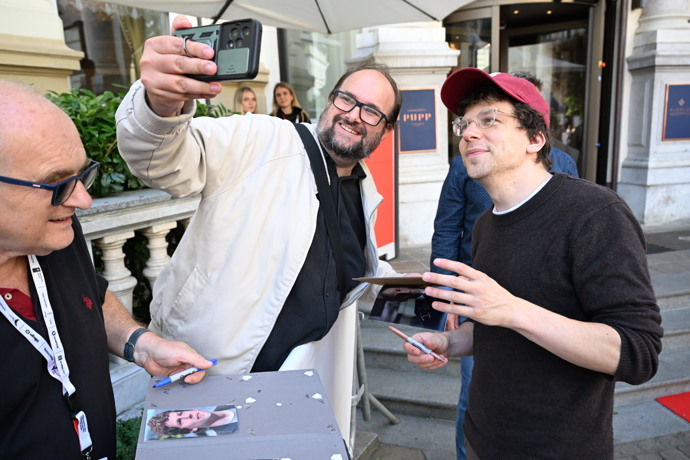 FOTO: Jesse Eisenberg ve Varech. – stránka 108
