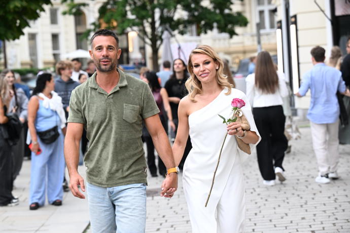 FOTO: Petra Svoboda s přítelem Martinem na kolonádě. – stránka 13