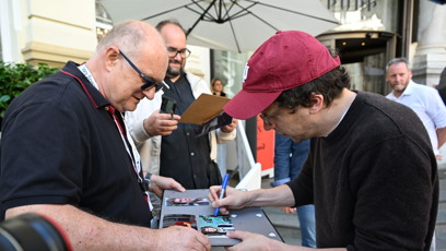 FOTO: Jesse Eisenberg se podepsal fanouškům.