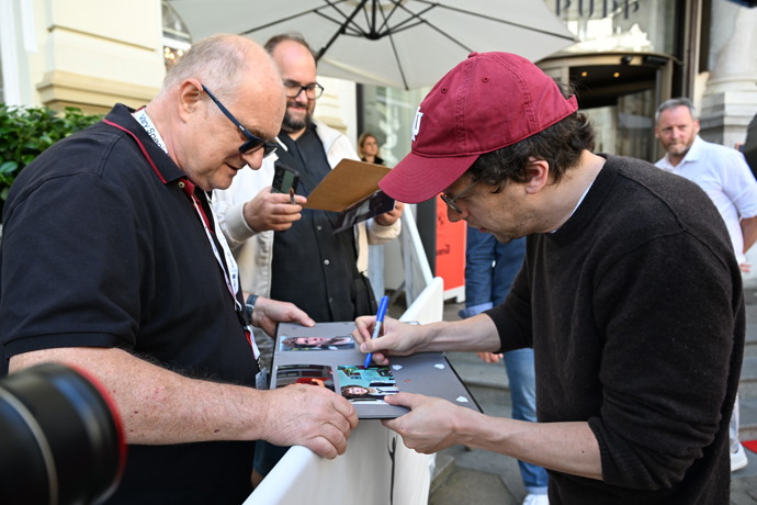 FOTO: Jesse Eisenberg se podepsal fanouškům. – stránka 34