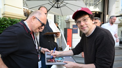 FOTO: Jesse Eisenberg se podepisoval fanouškům.
